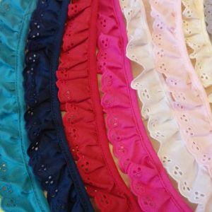 schmale Rüschenspitze – verschiedene Farben