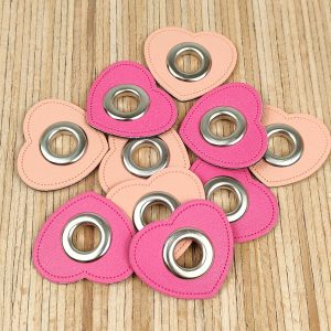 2 Kunstleder-Patches Herz mit 10mm Ösen – verschiedene Farben